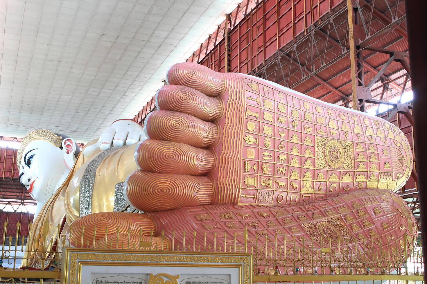 il gigantesco buddha sdraiato al tempio chaukhtatgyi a yangon, myanma foto