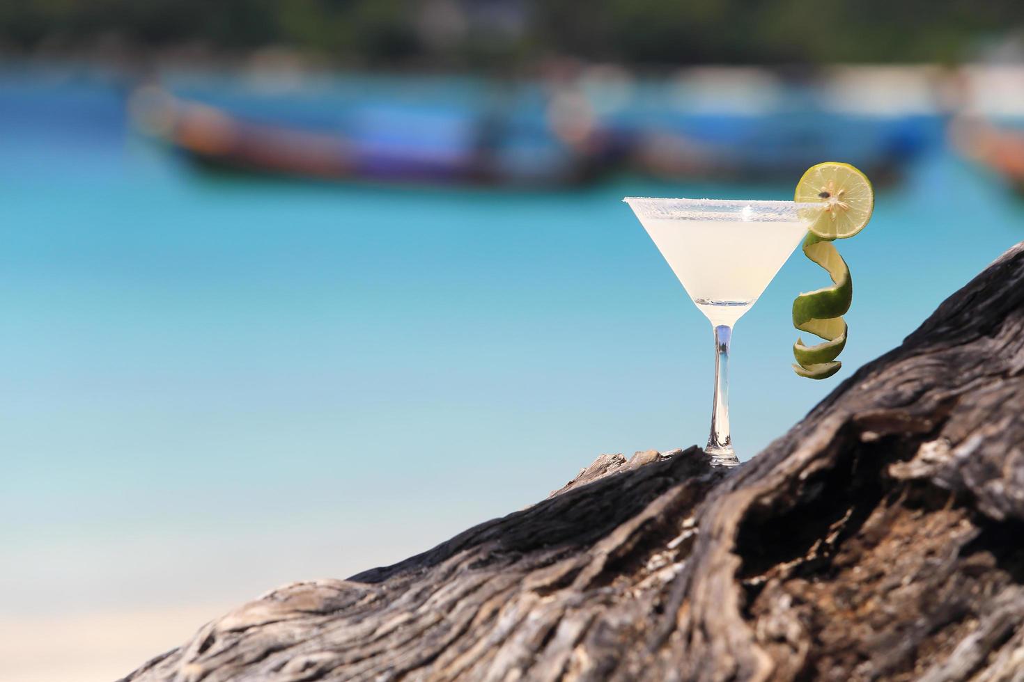 cocktail margarita sulla spiaggia foto