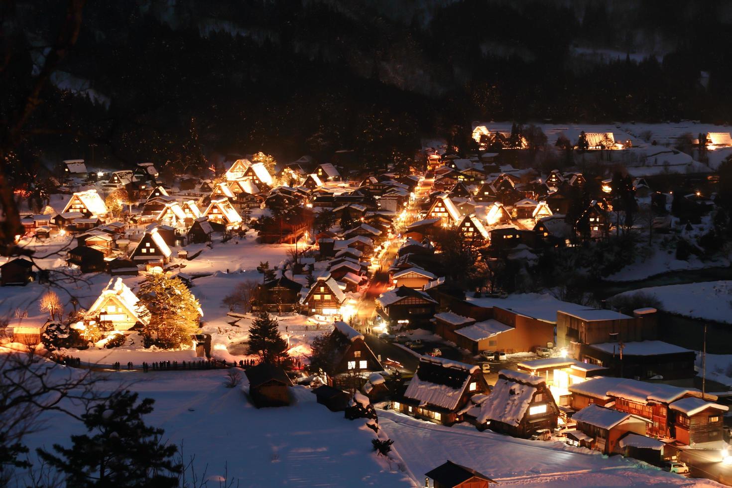 illuminare di shirakawago, in giappone foto