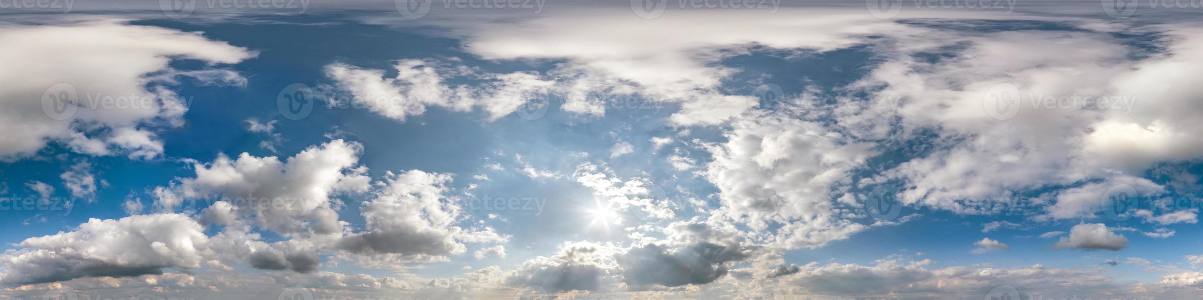 panorama hdri senza soluzione di continuità vista angolare a 360 gradi cielo blu con bellissime nuvole cumuliformi soffici con zenit per l'uso in grafica 3d o sviluppo di giochi come sky dome o modifica riprese con drone foto