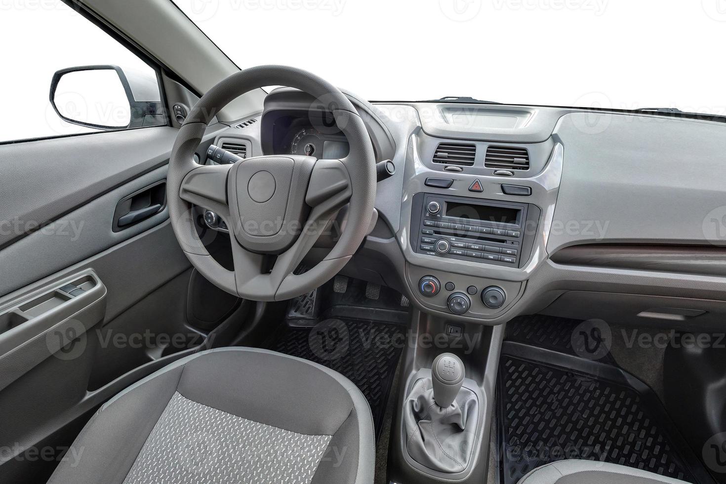 panorama nel salone interno in pelle di auto moderna di prestigio. volante, leva del cambio e cruscotto foto