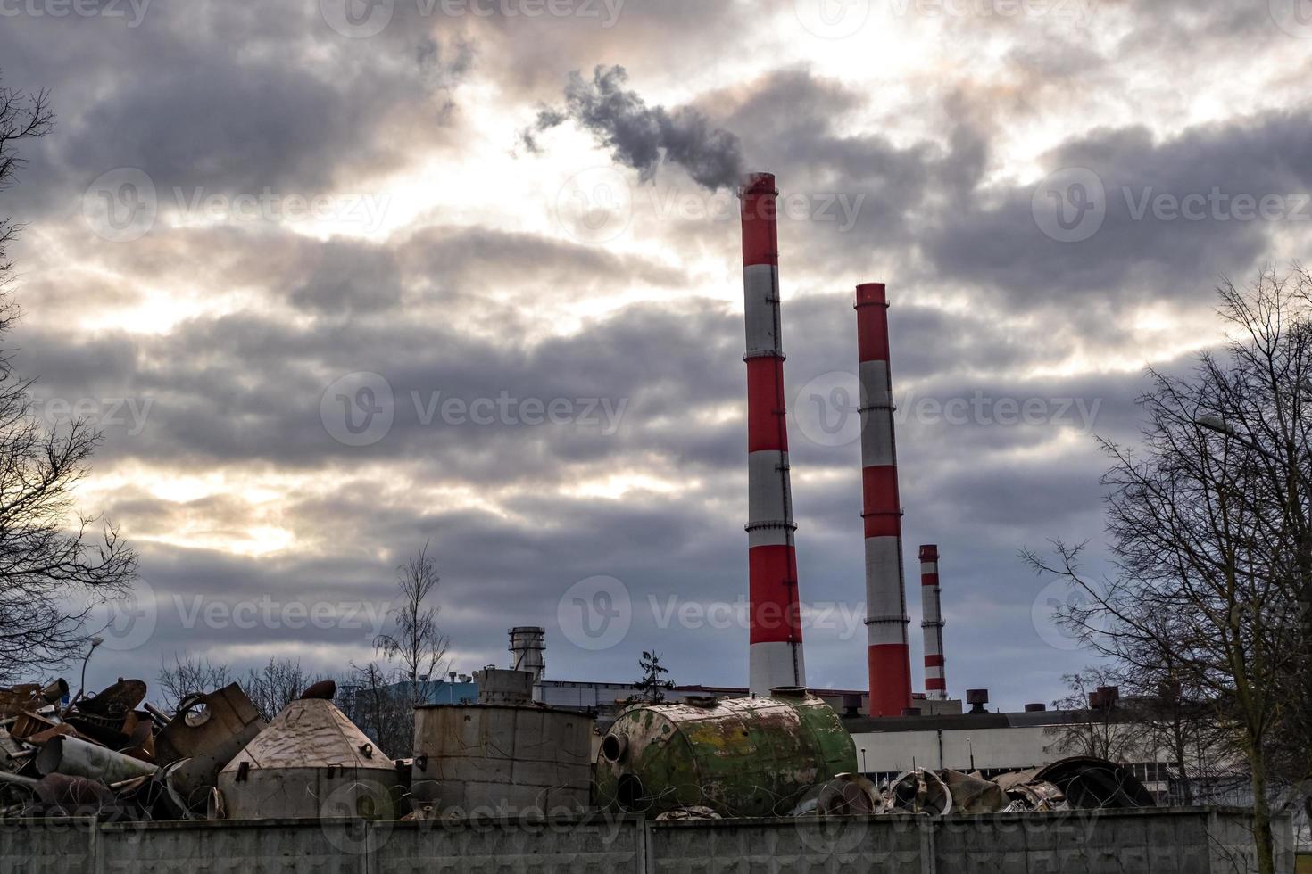 tubi di un impianto di impresa chimica. concetto di inquinamento atmosferico. paesaggio industriale inquinamento ambientale rifiuti di centrale termica foto