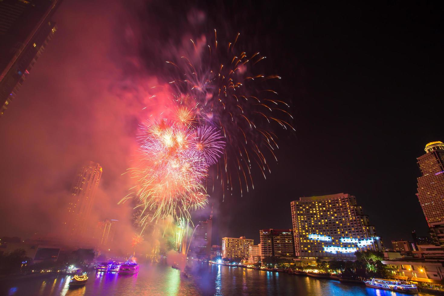 fuochi d'artificio con fumo al fiume chao phraya nella festa di celebrazione del conto alla rovescia 2016 bangkok thailandia foto