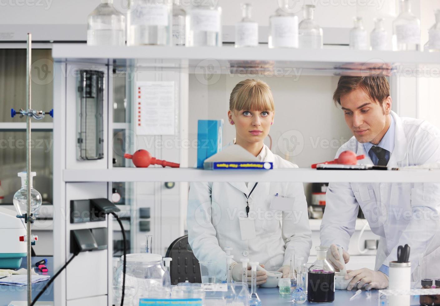 scienza persone in laboratorio luminoso foto