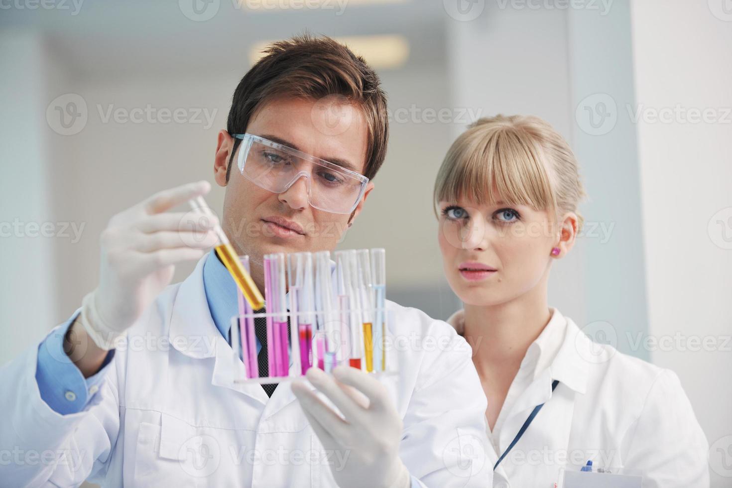 scienza persone in laboratorio luminoso foto