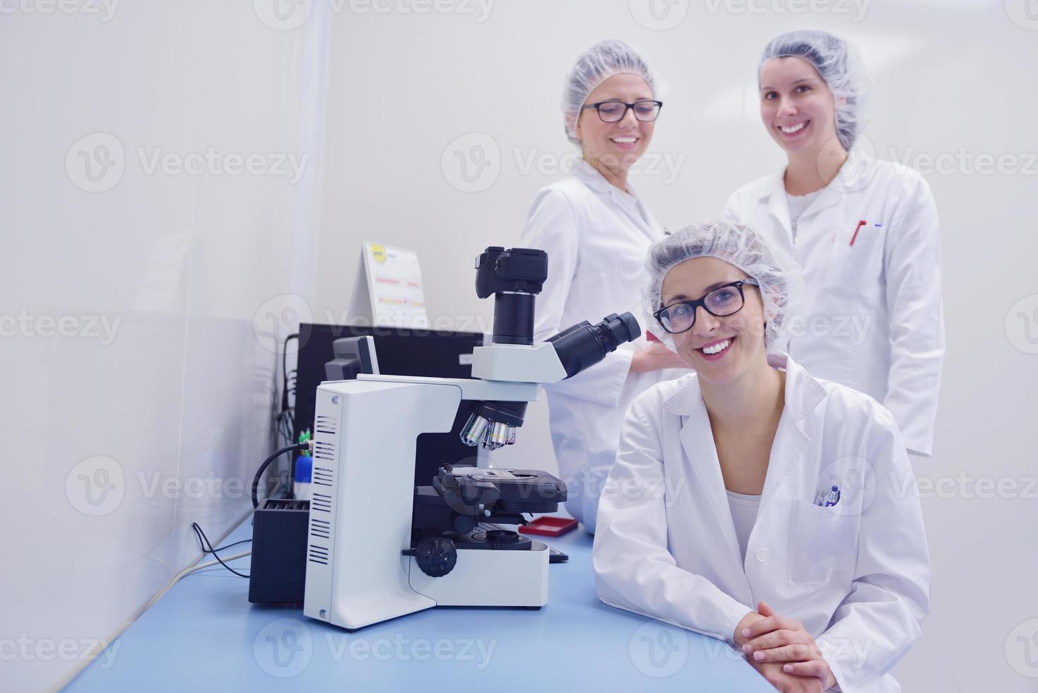 scienziati che lavorano in laboratorio foto