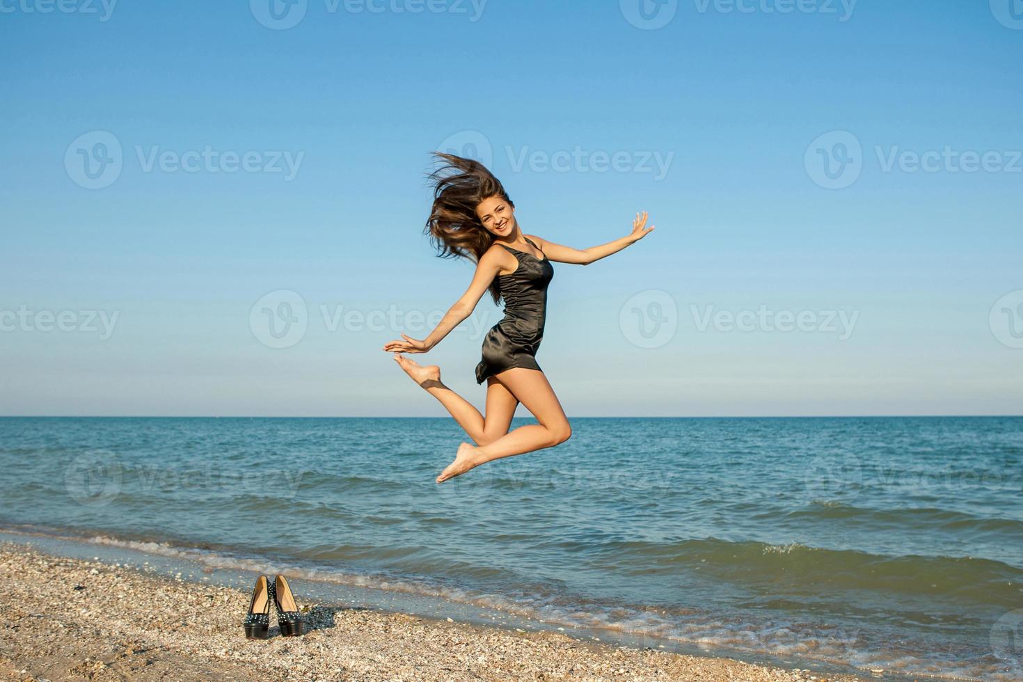 giovane ragazza allegra sul mare foto