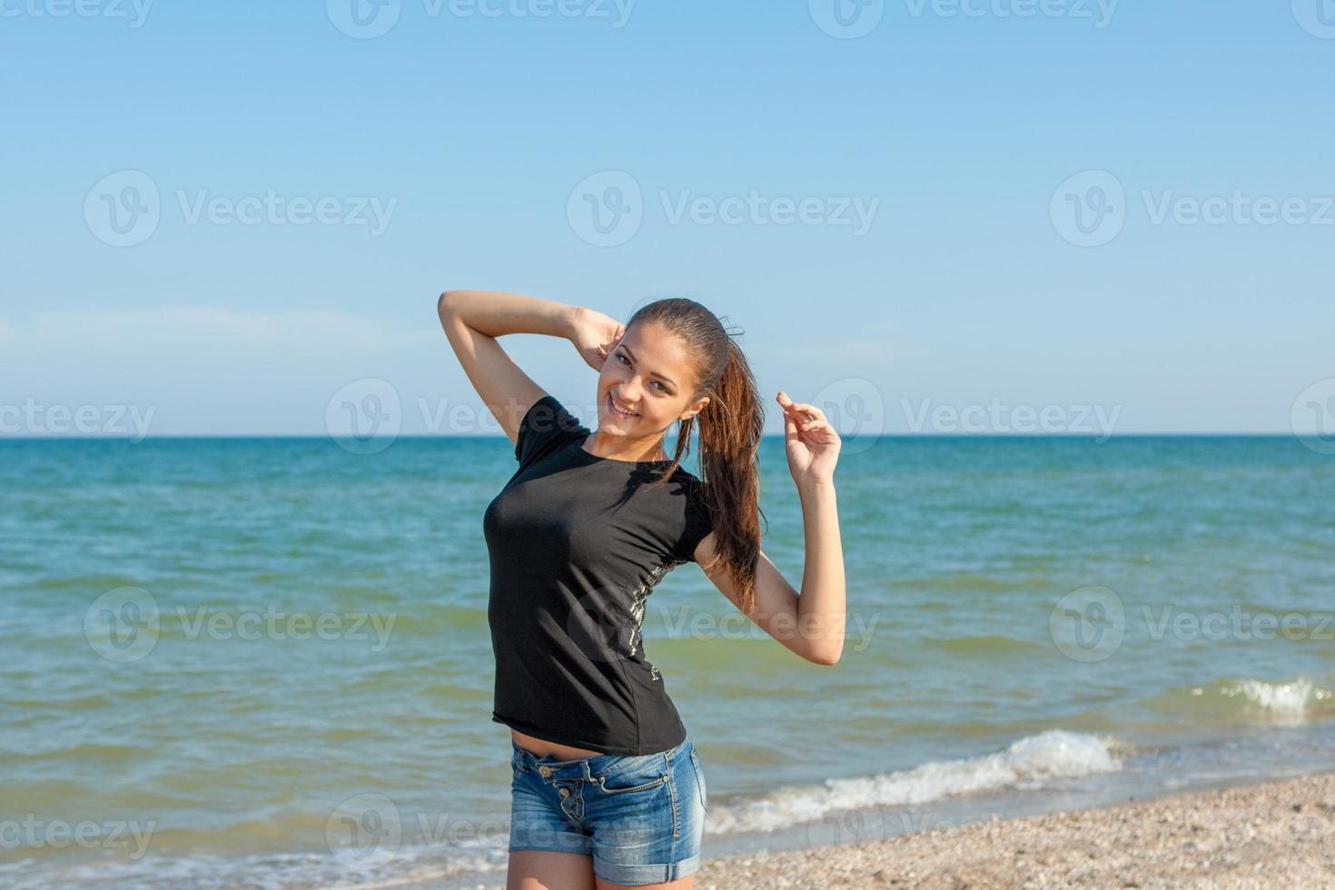 giovane ragazza allegra sul mare foto