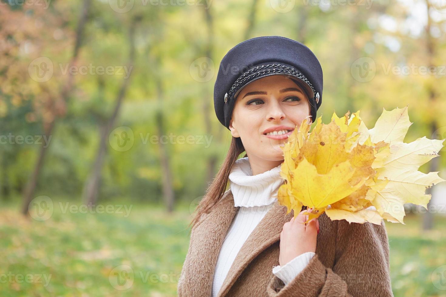 bella donna gentile nel parco autunnale foto