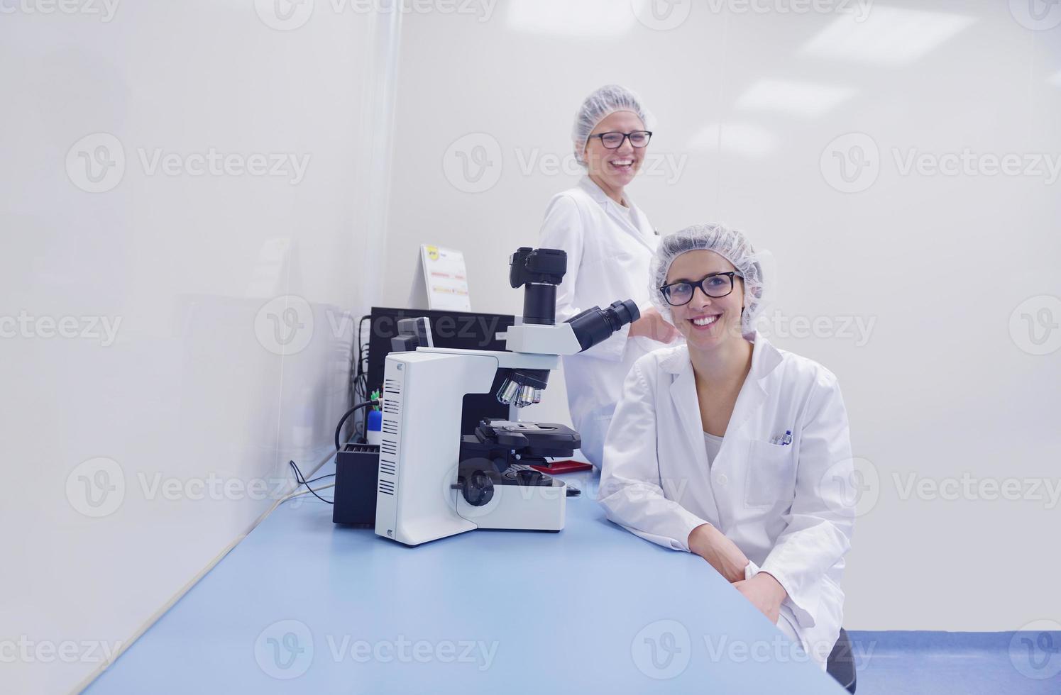 scienziati che lavorano in laboratorio foto