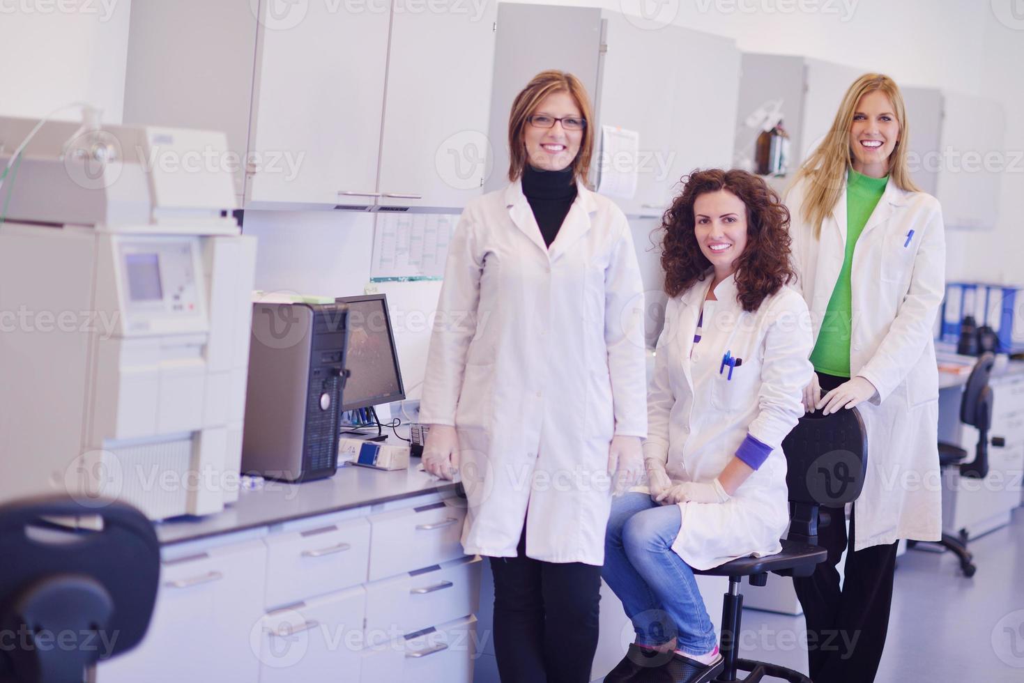 scienziati che lavorano in laboratorio foto