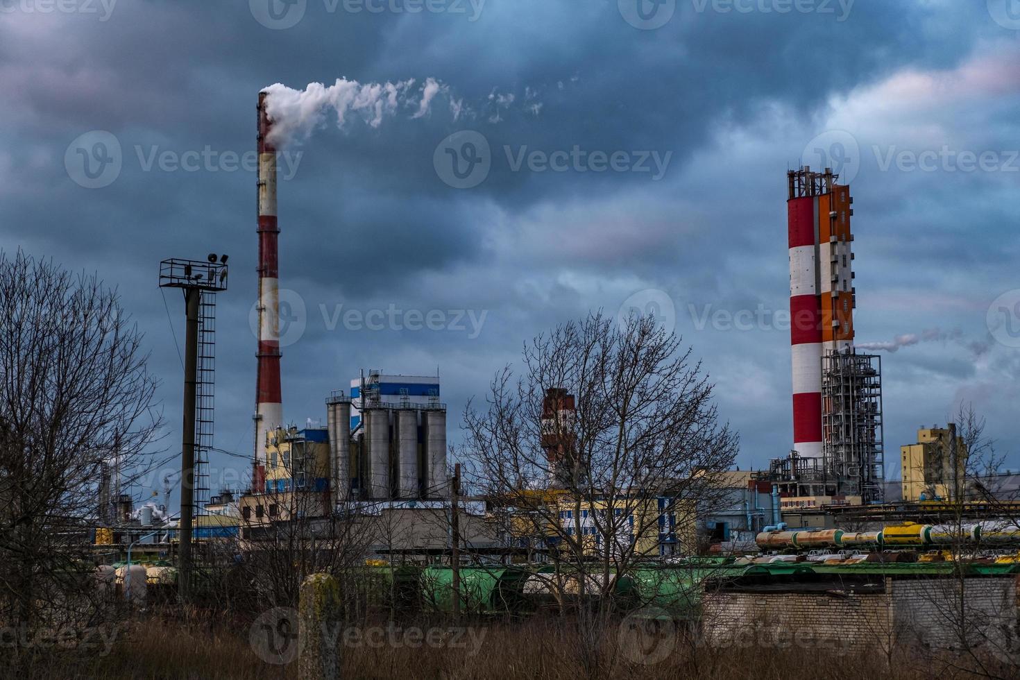 tubi di un impianto di impresa chimica. concetto di inquinamento atmosferico. paesaggio industriale inquinamento ambientale rifiuti di centrale termica foto