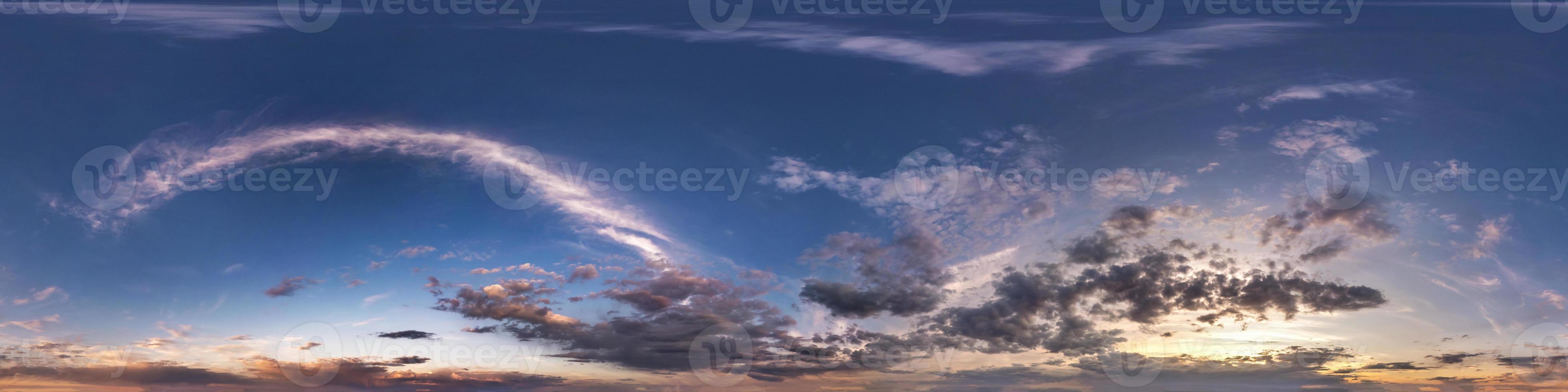 panorama hdri senza soluzione di continuità vista angolare a 360 gradi cielo blu della sera con bellissime nuvole prima del tramonto con zenit per l'uso in grafica 3d o sviluppo di giochi come sky dome o modifica riprese con drone foto