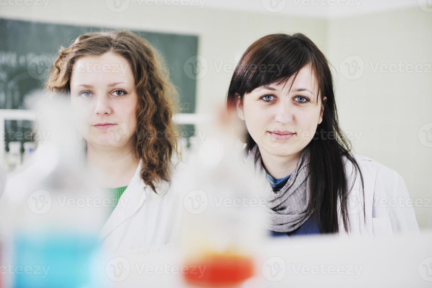 gruppo di persone in laboratorio foto