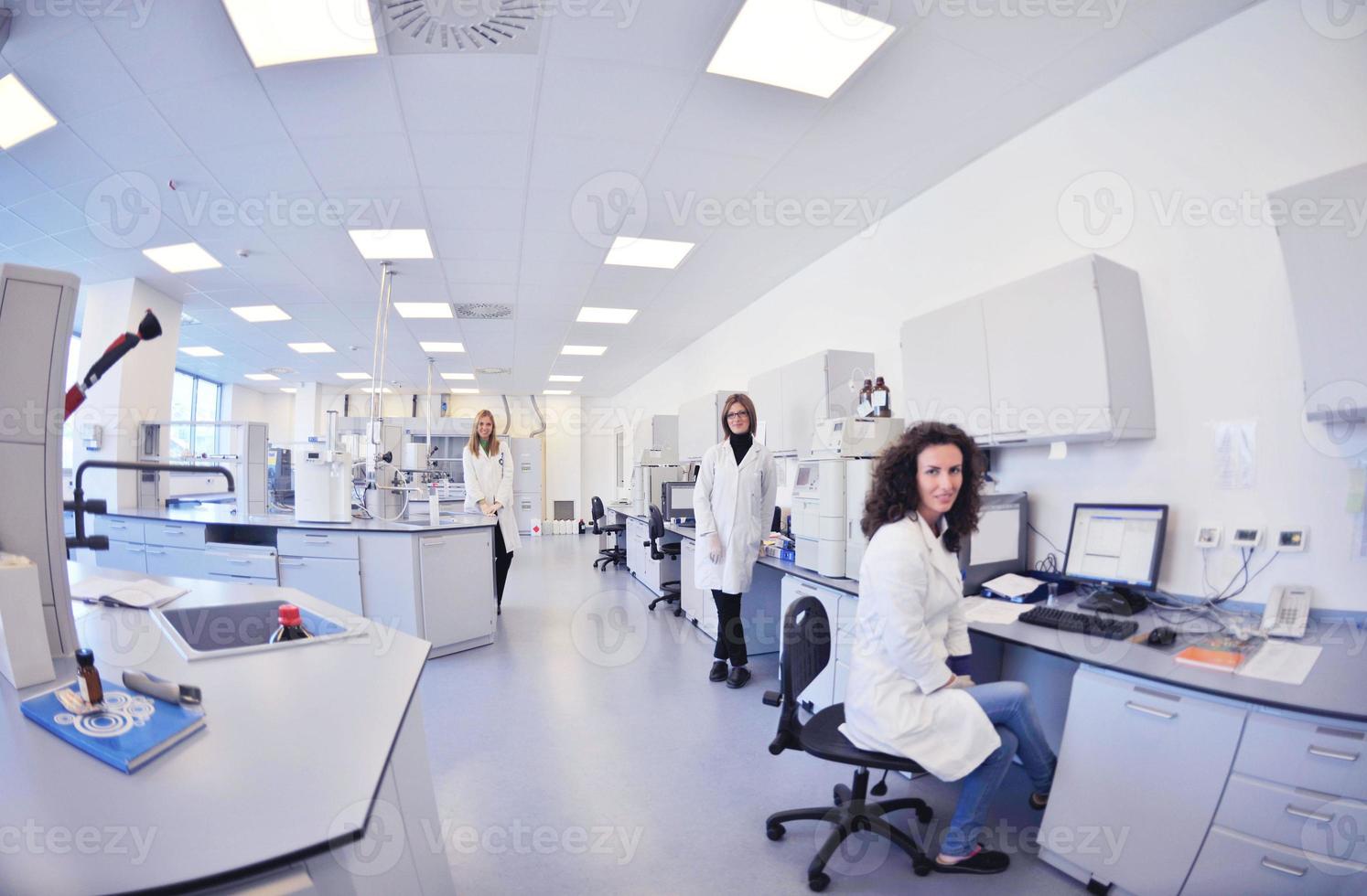 scienziati che lavorano in laboratorio foto