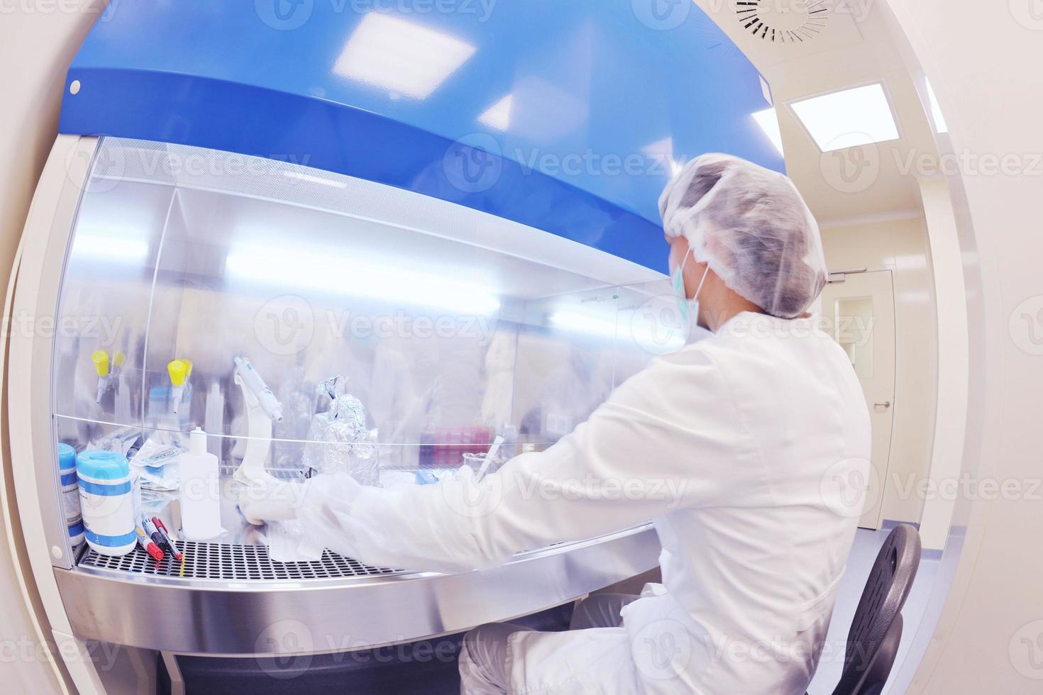 scienziati che lavorano in laboratorio foto