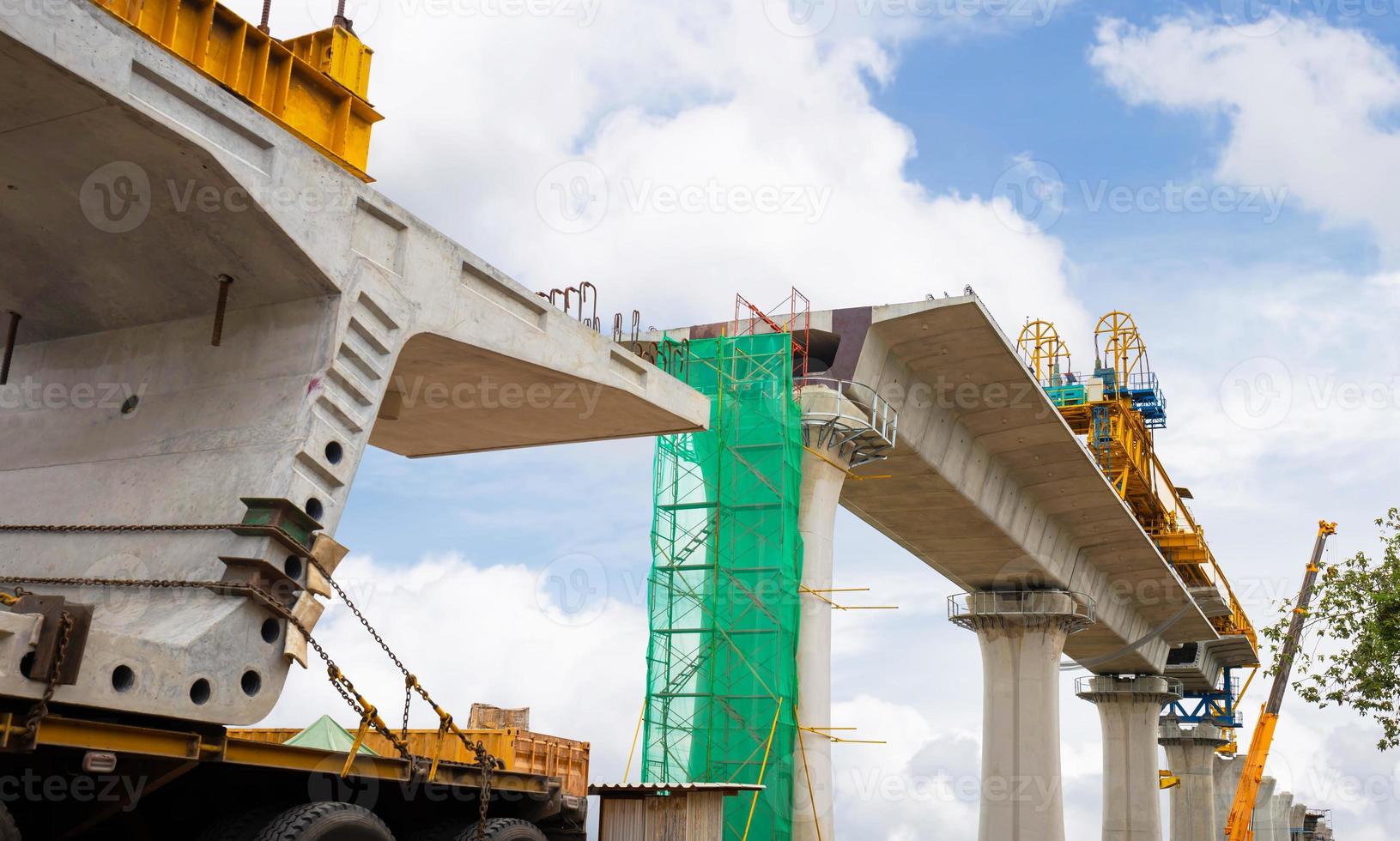 concetti di costruzione di infrastrutture, costruzione di una linea ferroviaria di trasporto di massa con percorso di ritaglio in corso con infrastrutture pesanti. foto