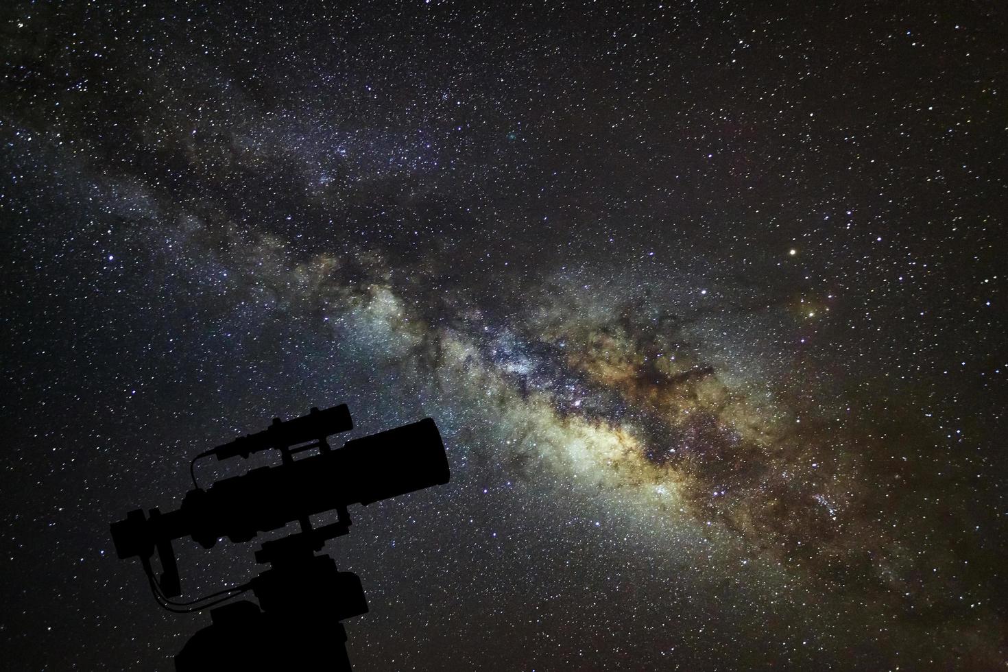 sagoma del telescopio che guarda la galassia della Via Lattea sul cielo notturno foto