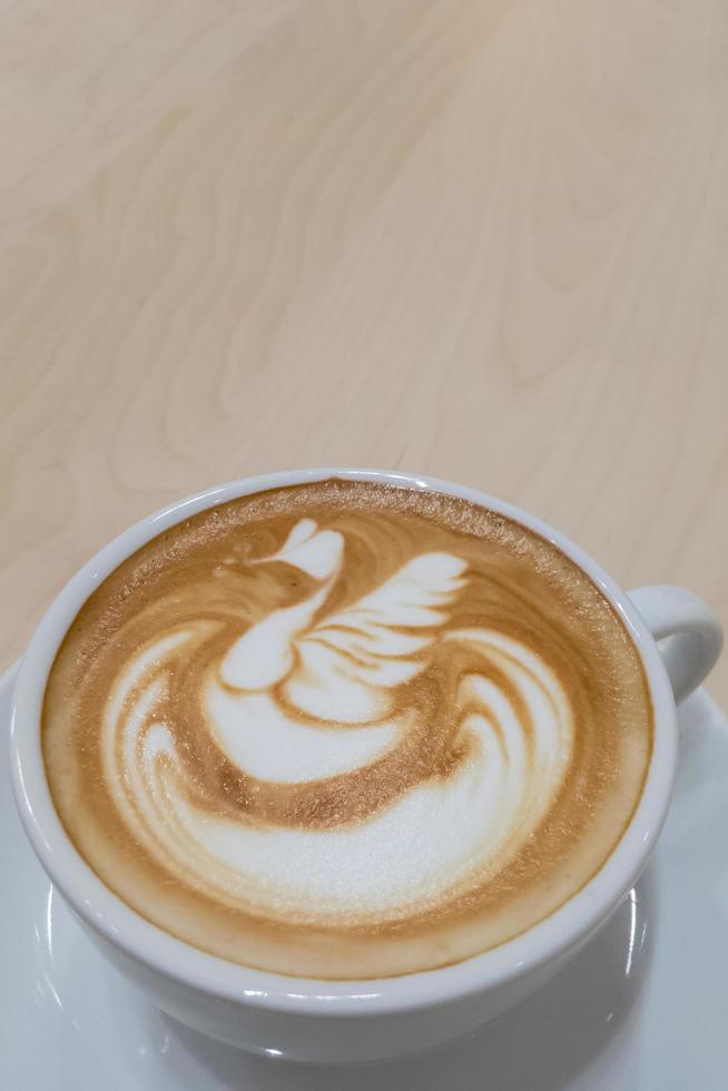 caffè di arte del latte del primo piano su fondo di legno foto