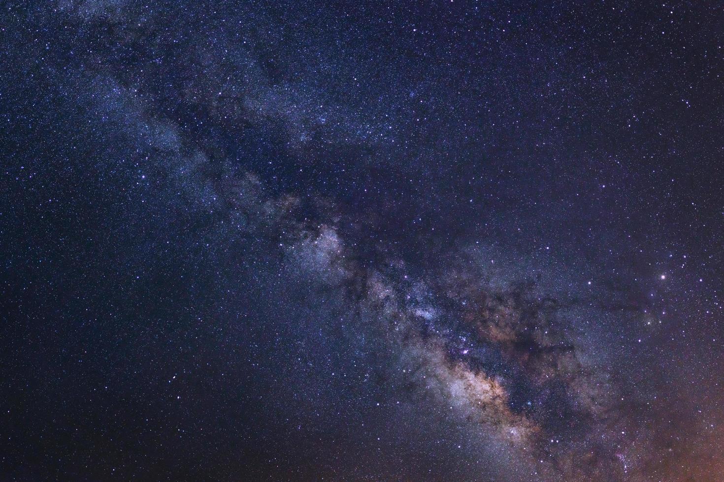 bella galassia della Via Lattea su un cielo notturno, fotografia a lunga esposizione, con grano. foto