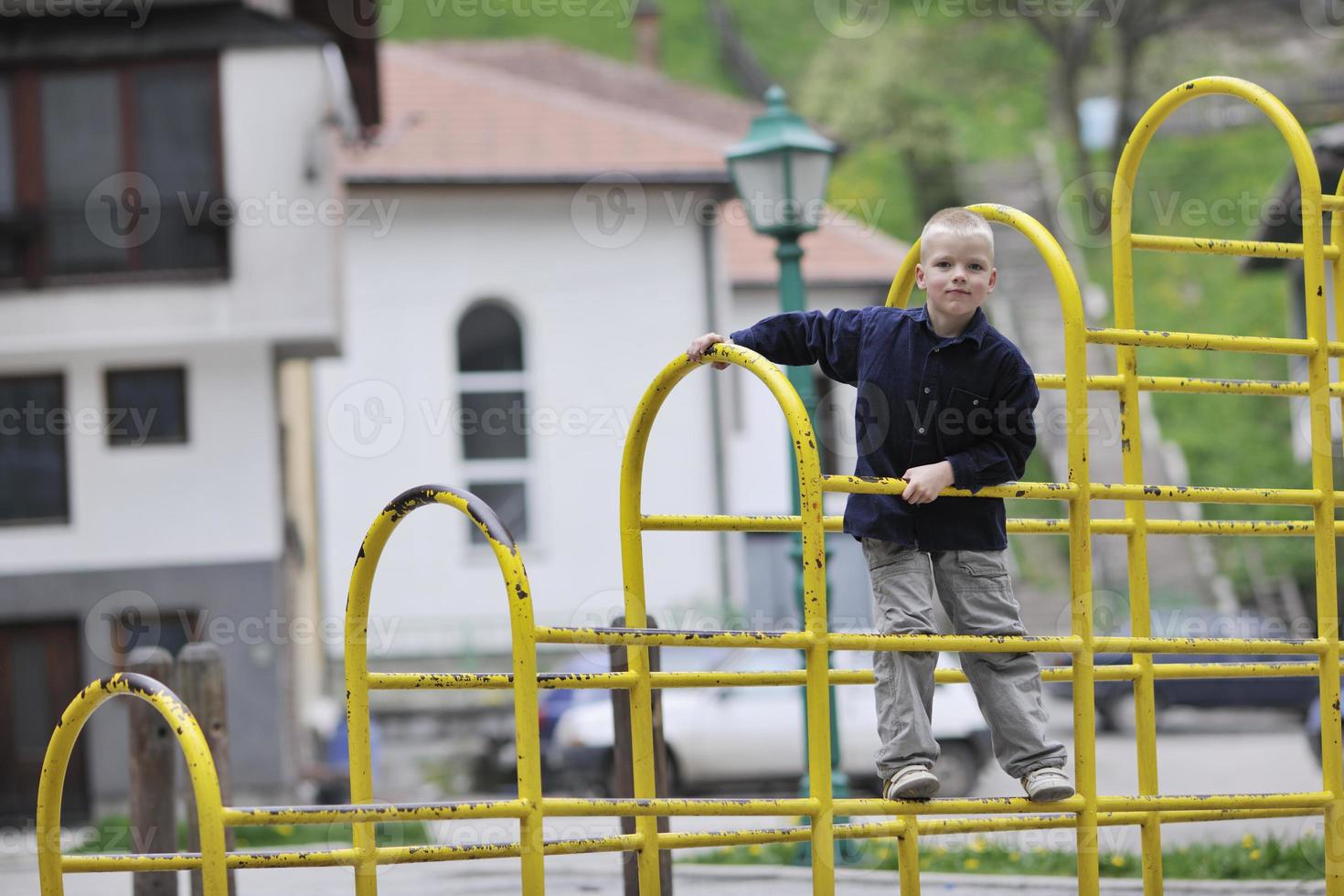 ragazzo biondo nel parco foto