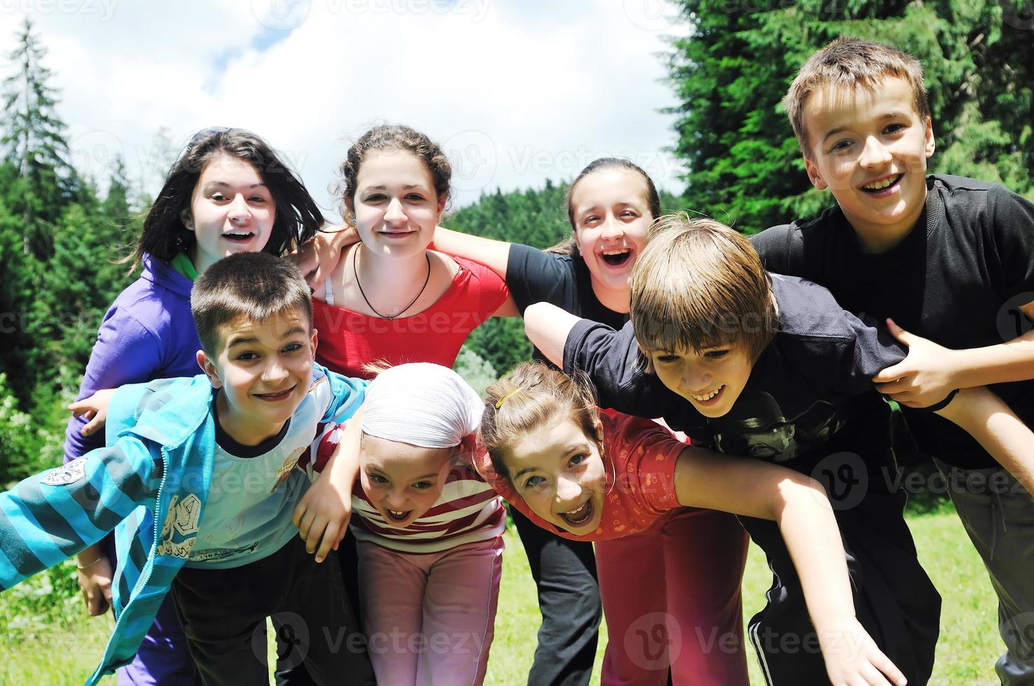 gruppo di bambini all'aperto foto