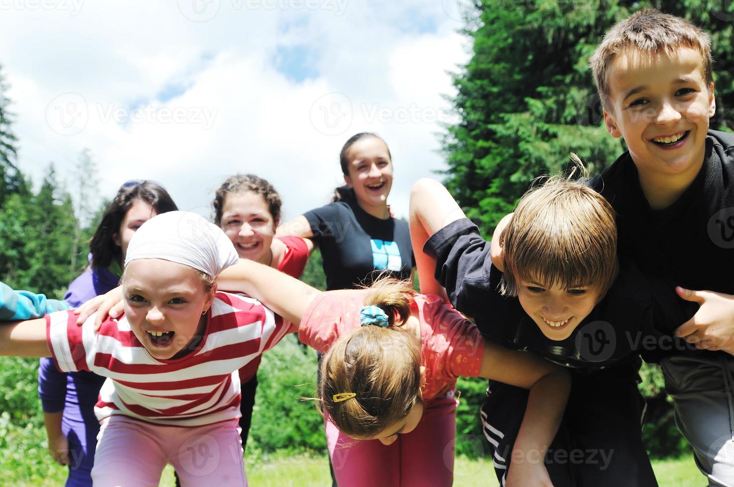 gruppo di bambini all'aperto foto