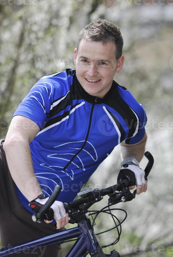 ritratto del ciclista durante la pausa foto