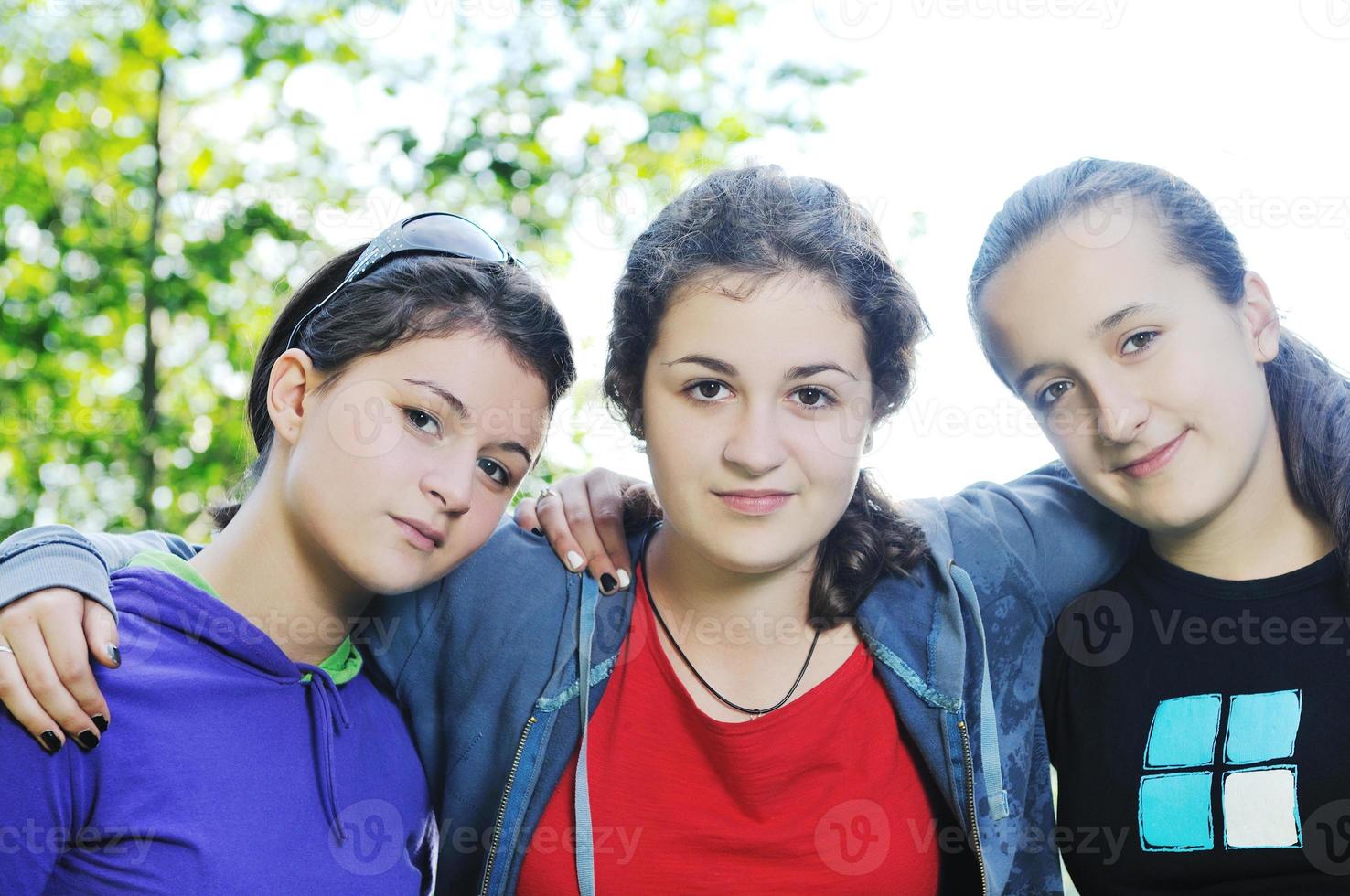 gruppo di ragazze adolescenti all'aperto foto
