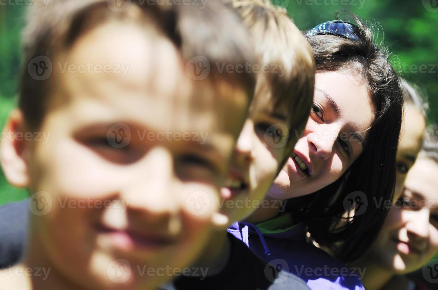 gruppo di bambini all'aperto foto