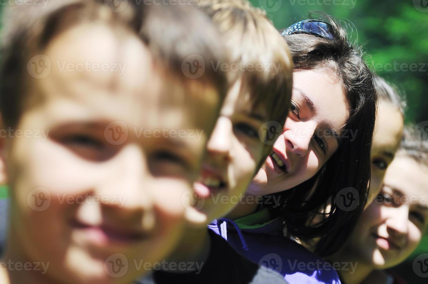 gruppo di bambini all'aperto foto