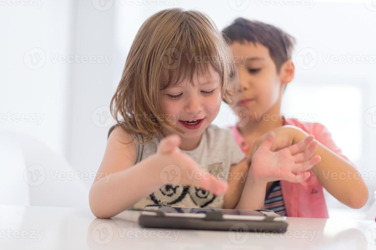 carino fratellino e sorella che si divertono a casa foto