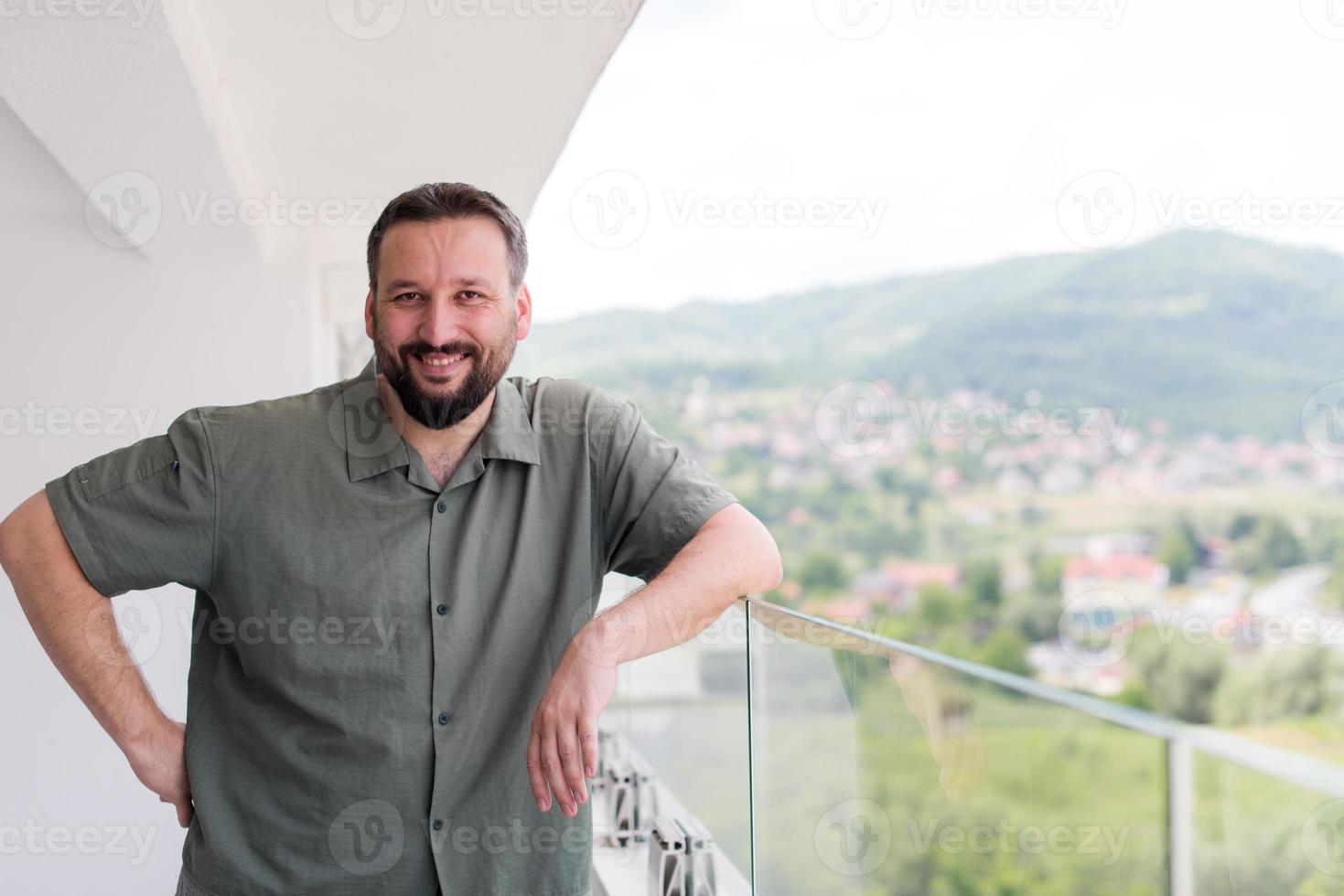 uomo in piedi su un balcone moderno foto