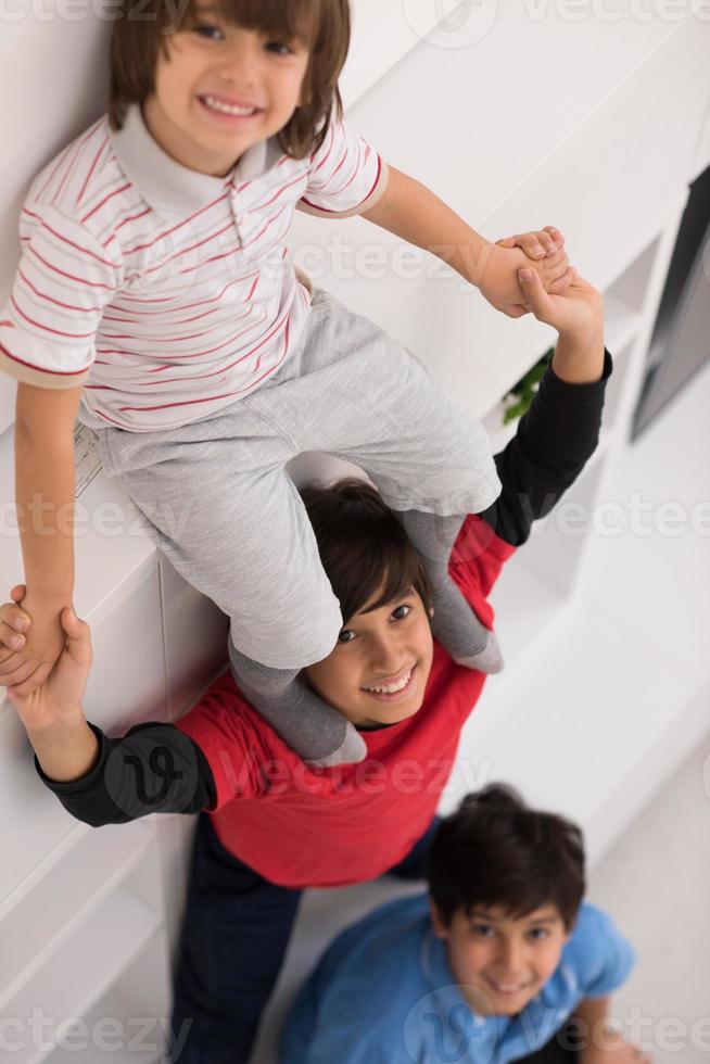 giovani ragazzi in posa in fila sulla vista dall'alto a cavalluccio foto