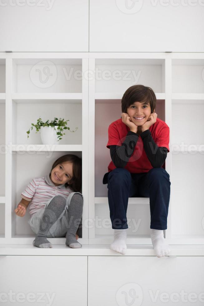 giovani ragazzi in posa su uno scaffale foto