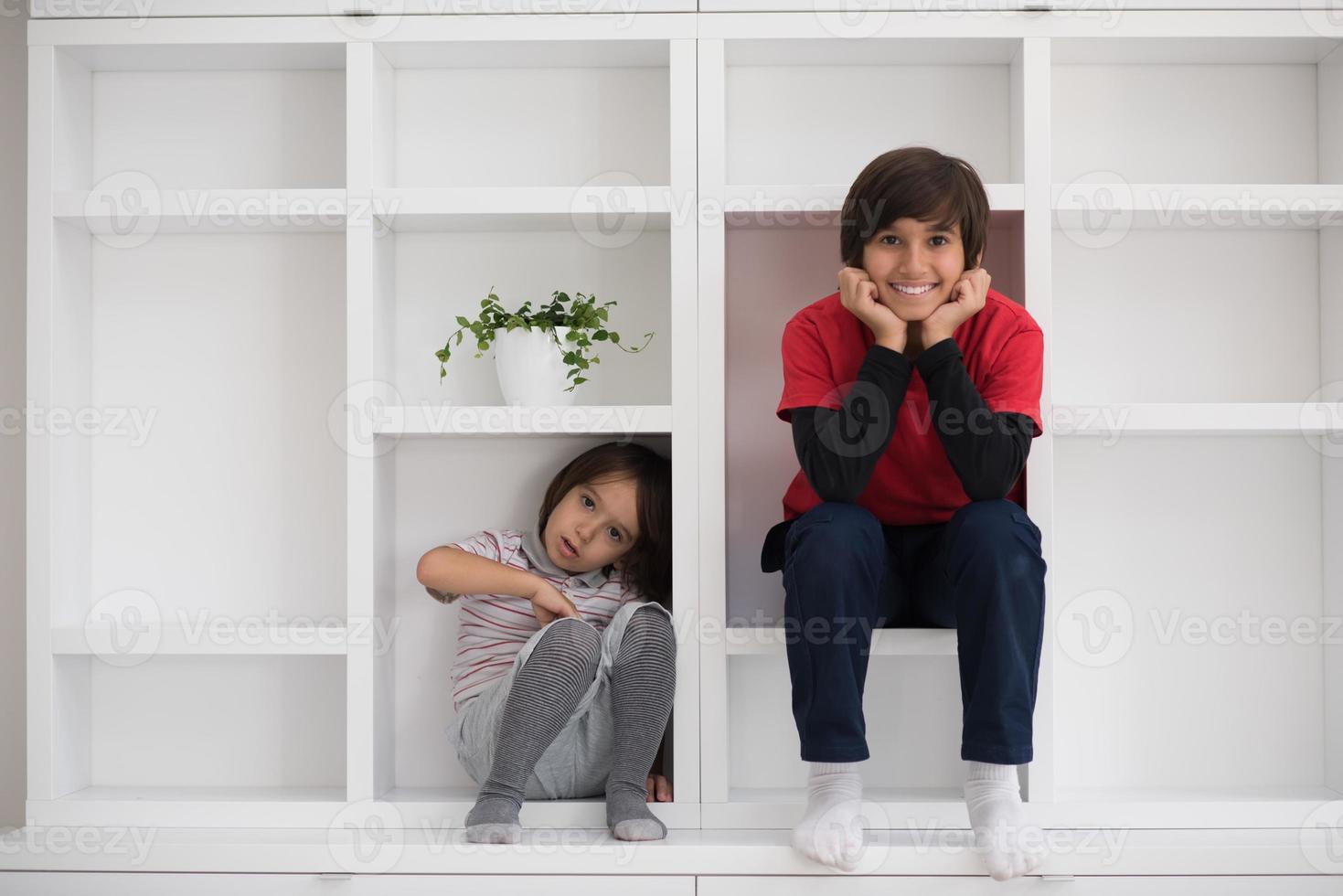 giovani ragazzi in posa su uno scaffale foto