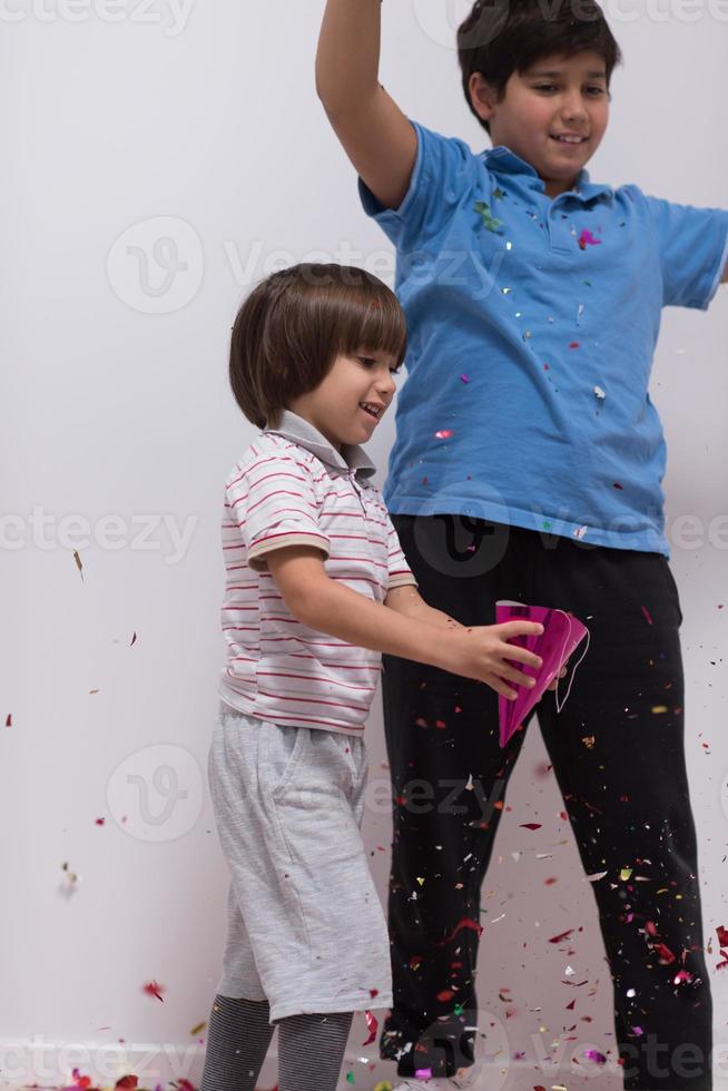 bambini che soffiano coriandoli foto