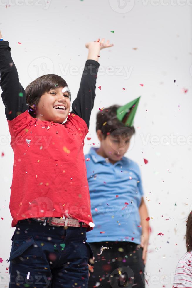 bambini che soffiano coriandoli foto