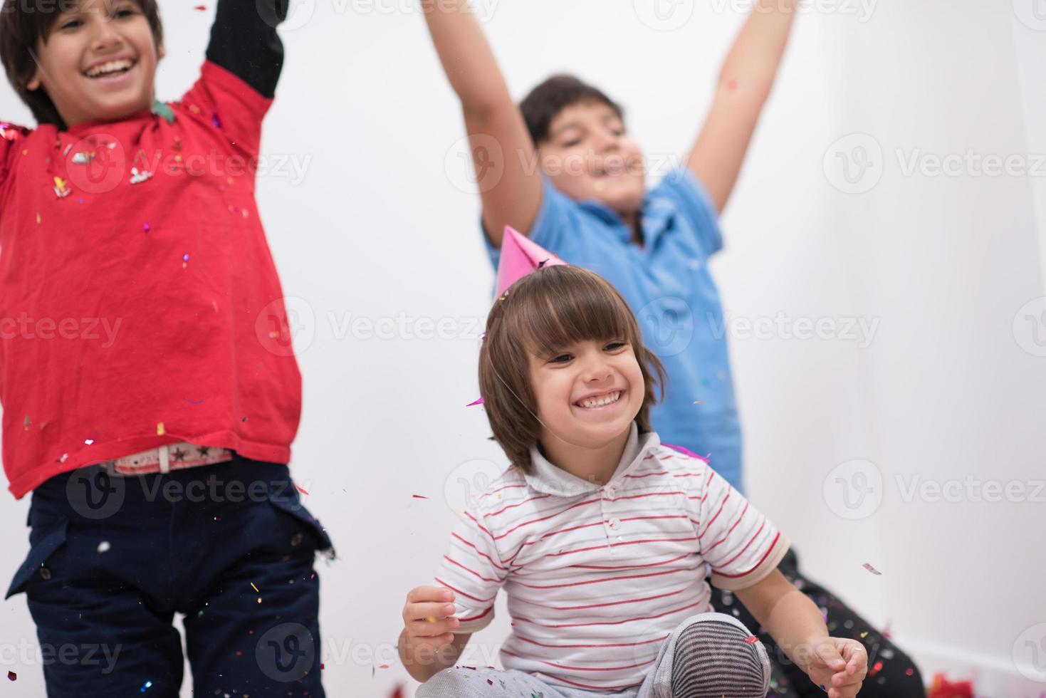 bambini che soffiano coriandoli foto