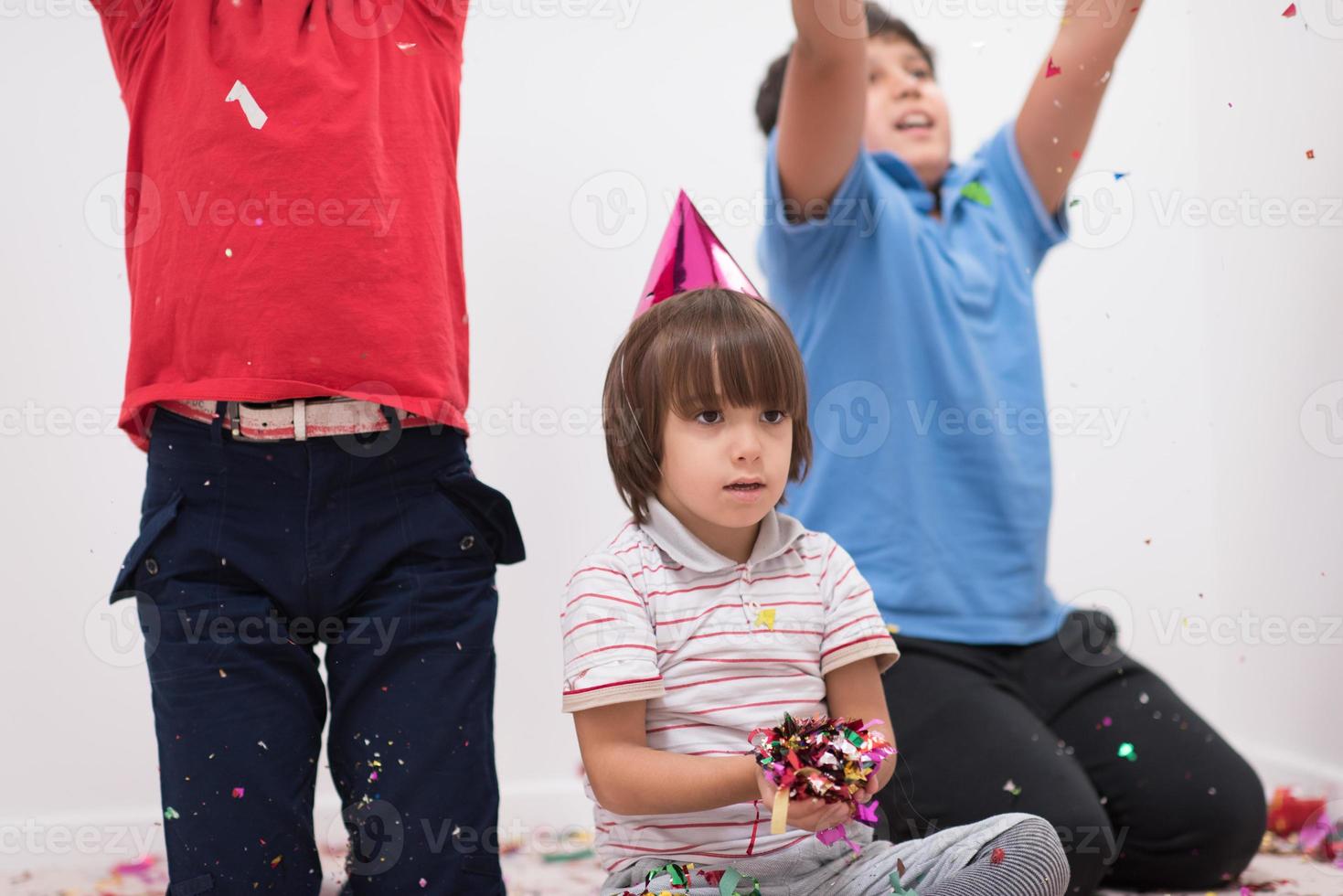 bambini che soffiano coriandoli foto