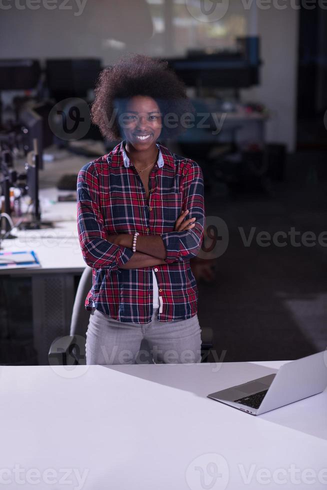 ritratto di una giovane donna afro-americana di successo in un ufficio moderno foto