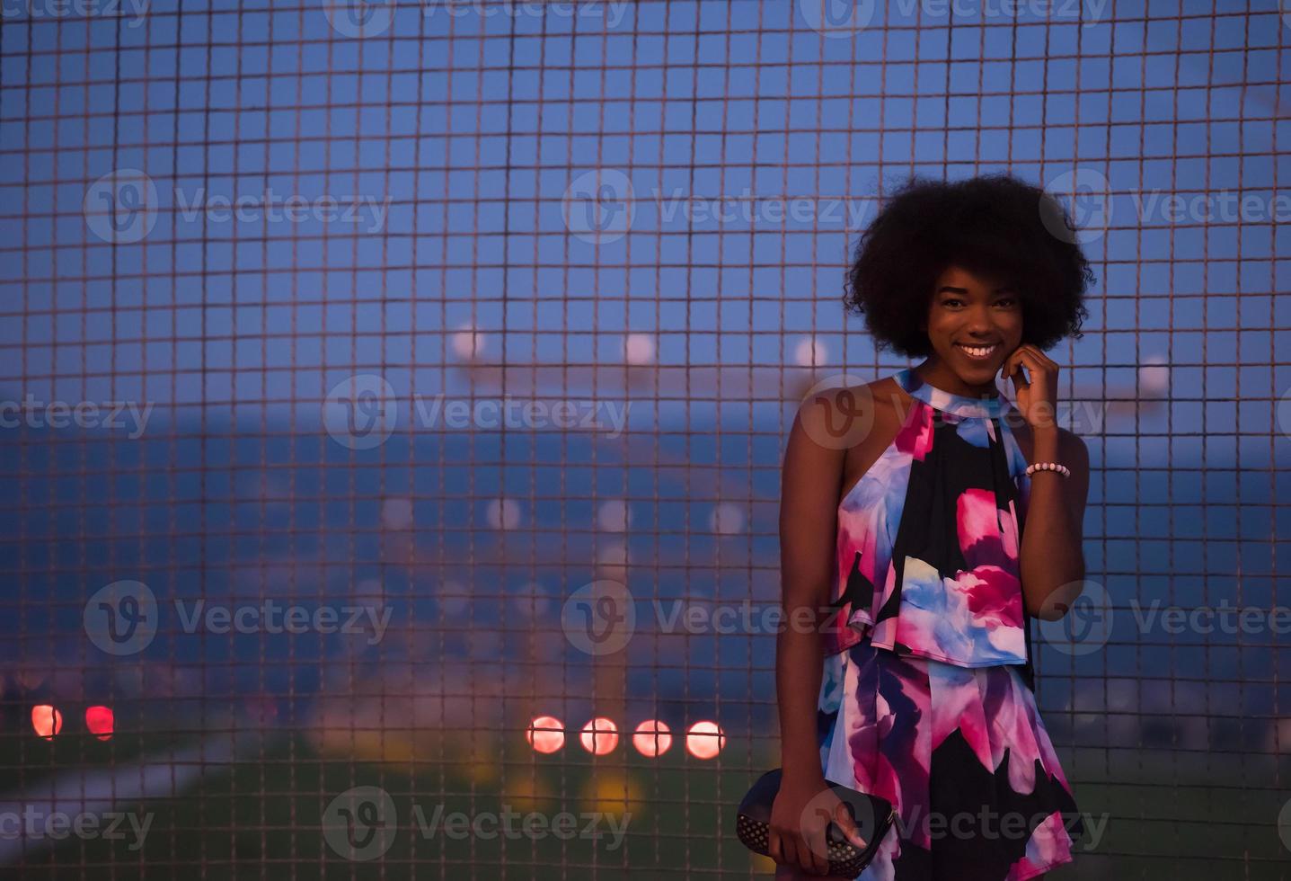 ritratto di una giovane donna afro-americana in un abito estivo foto