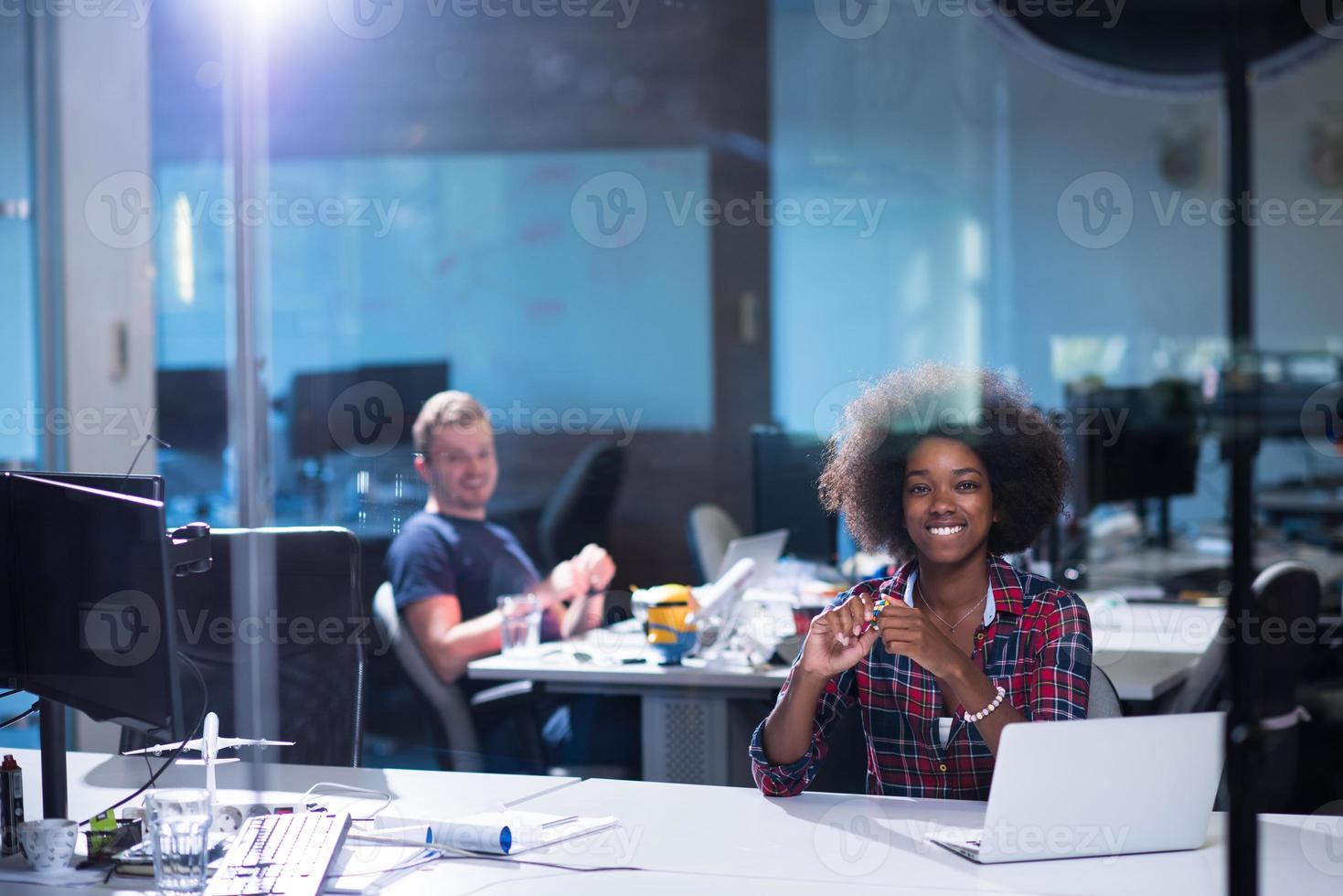 ritratto di una giovane donna afro-americana di successo in un ufficio moderno foto