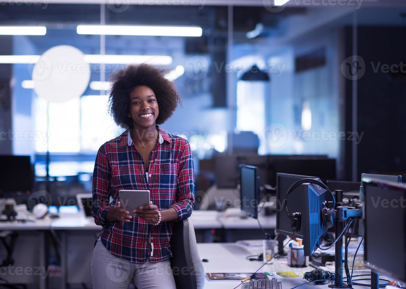 ritratto di una giovane donna afro-americana di successo in un ufficio moderno foto