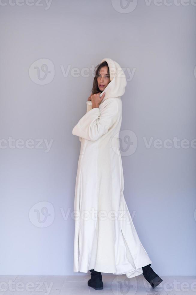 donna in camice bianco con cappuccio isolato su sfondo bianco foto