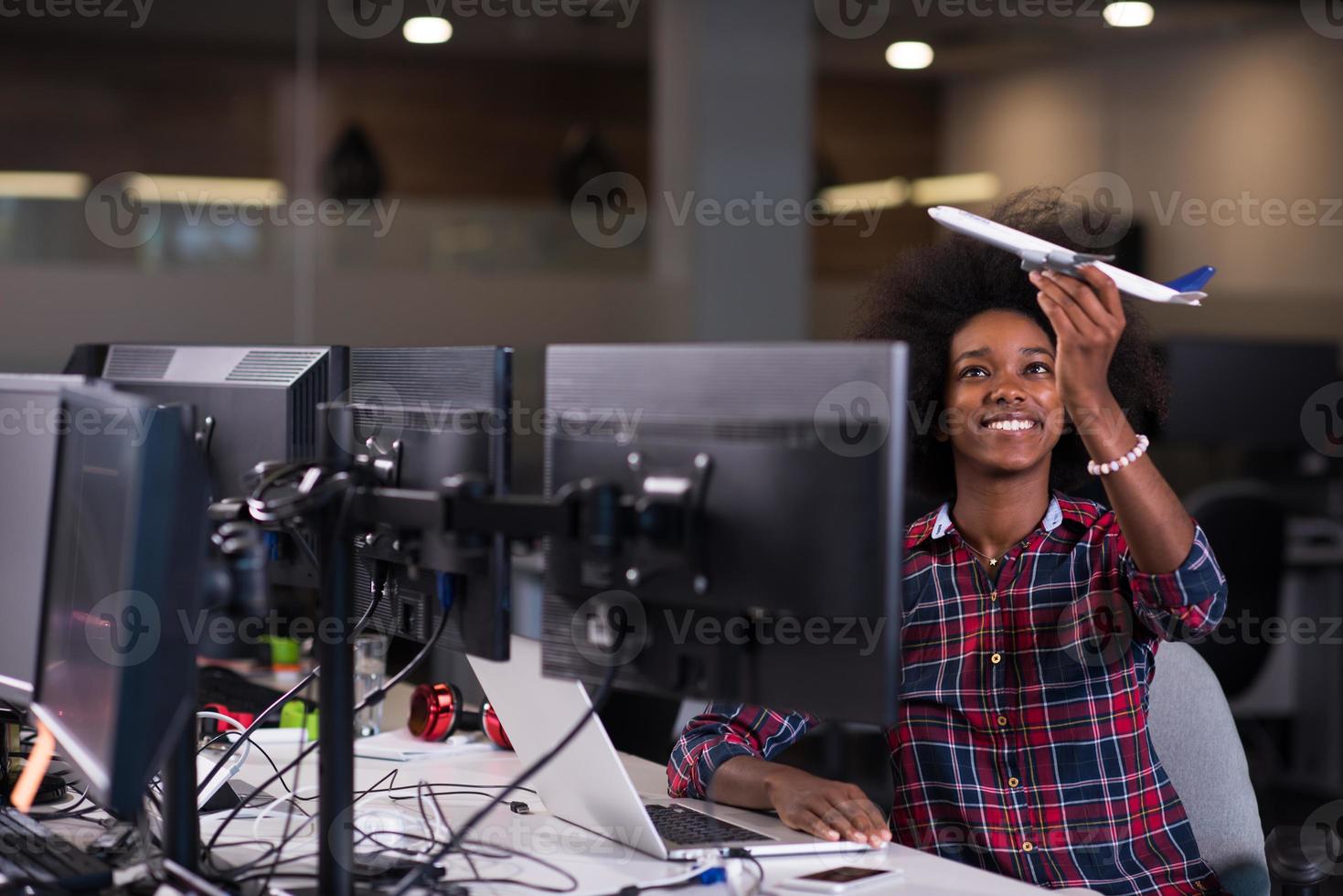 ritratto di una giovane donna afro-americana di successo in un ufficio moderno foto