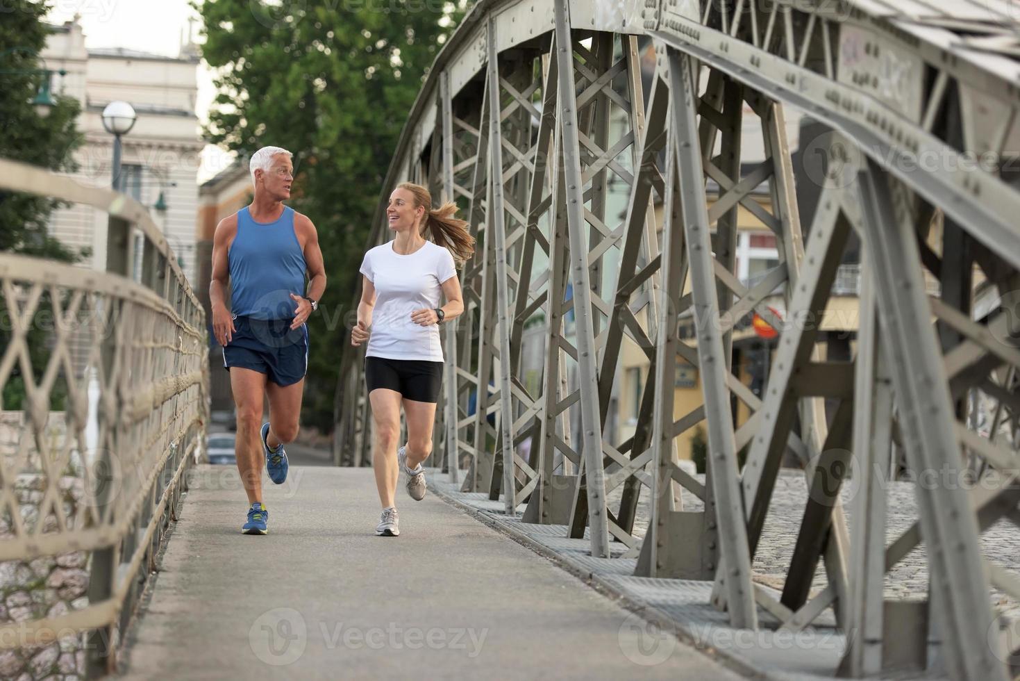 coppia che fa jogging fuori foto