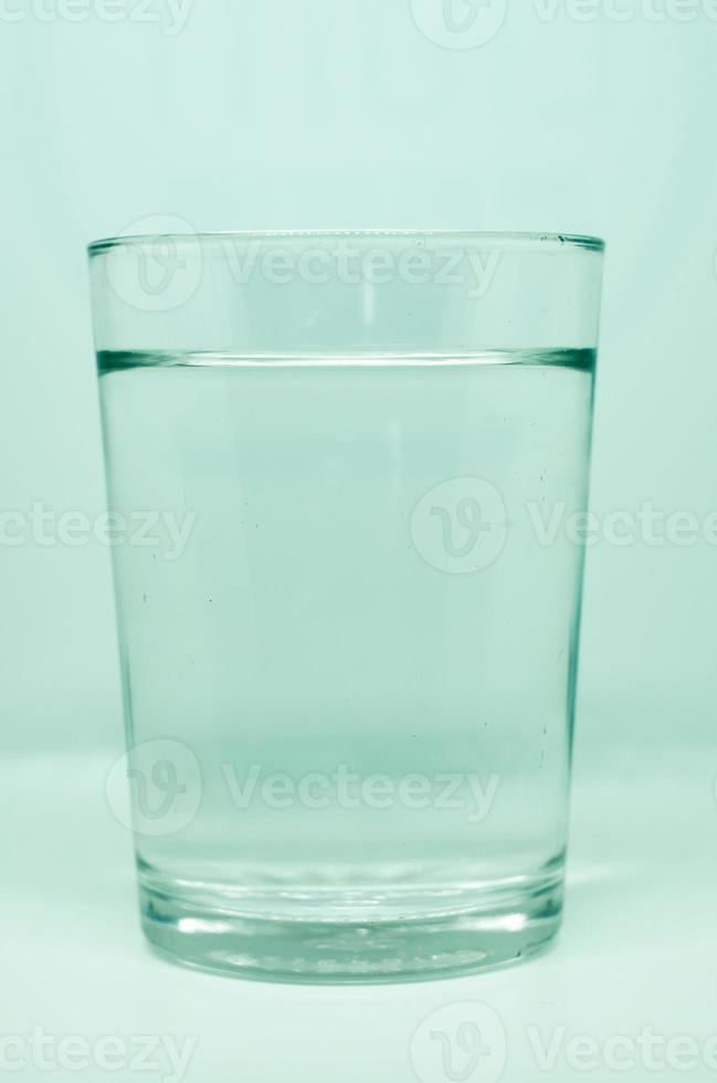 acqua su un bicchiere trasparente. per i concetti di salute. sfondo bianco isolato. foto