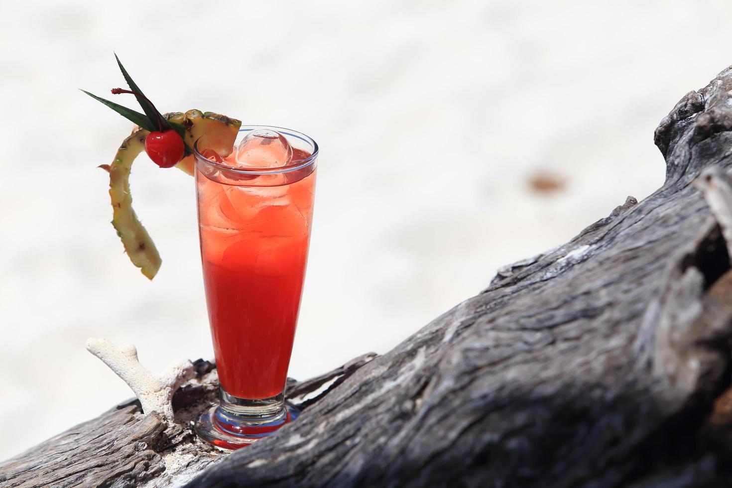 cocktail di frutta su una spiaggia tropicale dell'isola foto