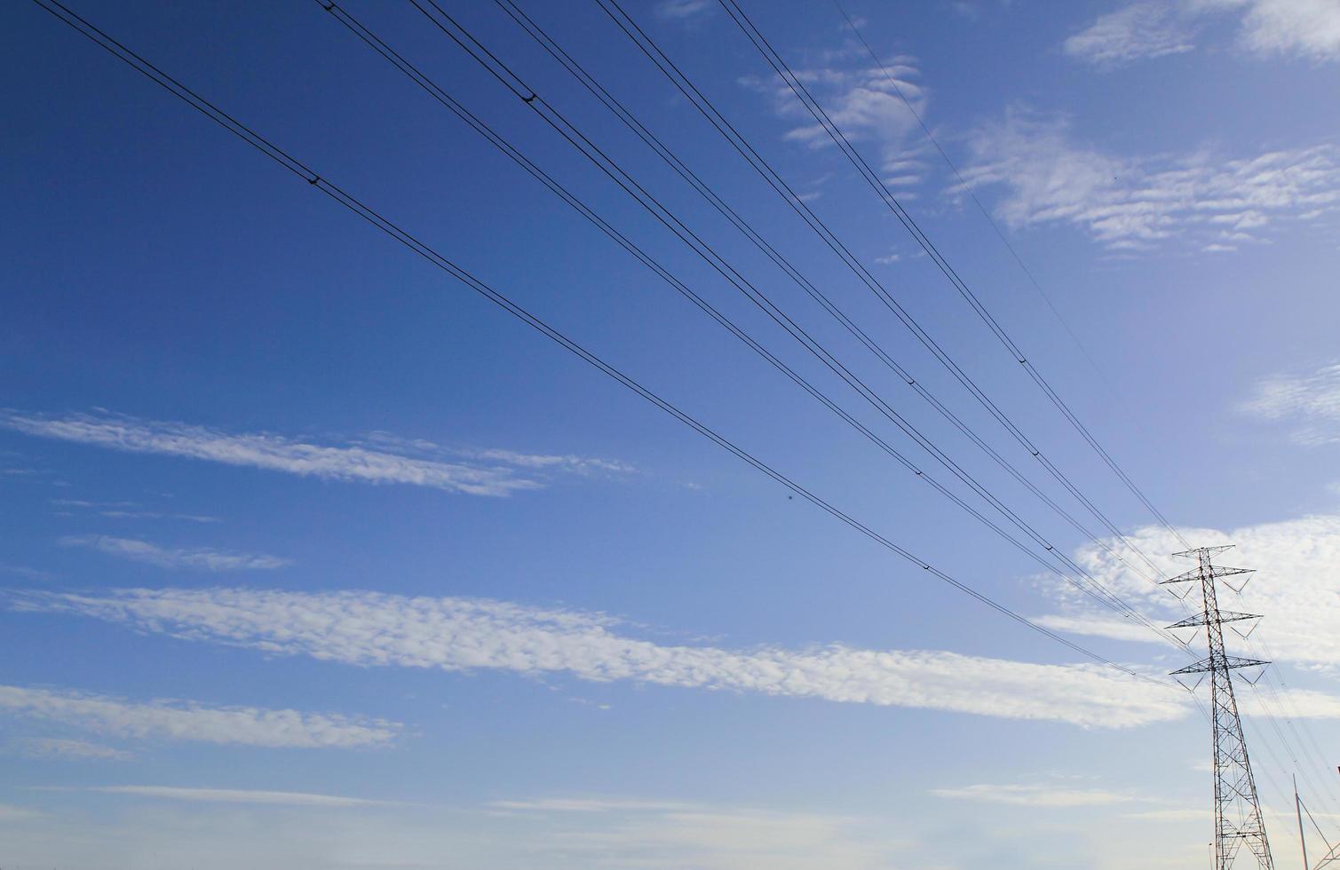 palo di alimentazione elettrica ad alta tensione foto